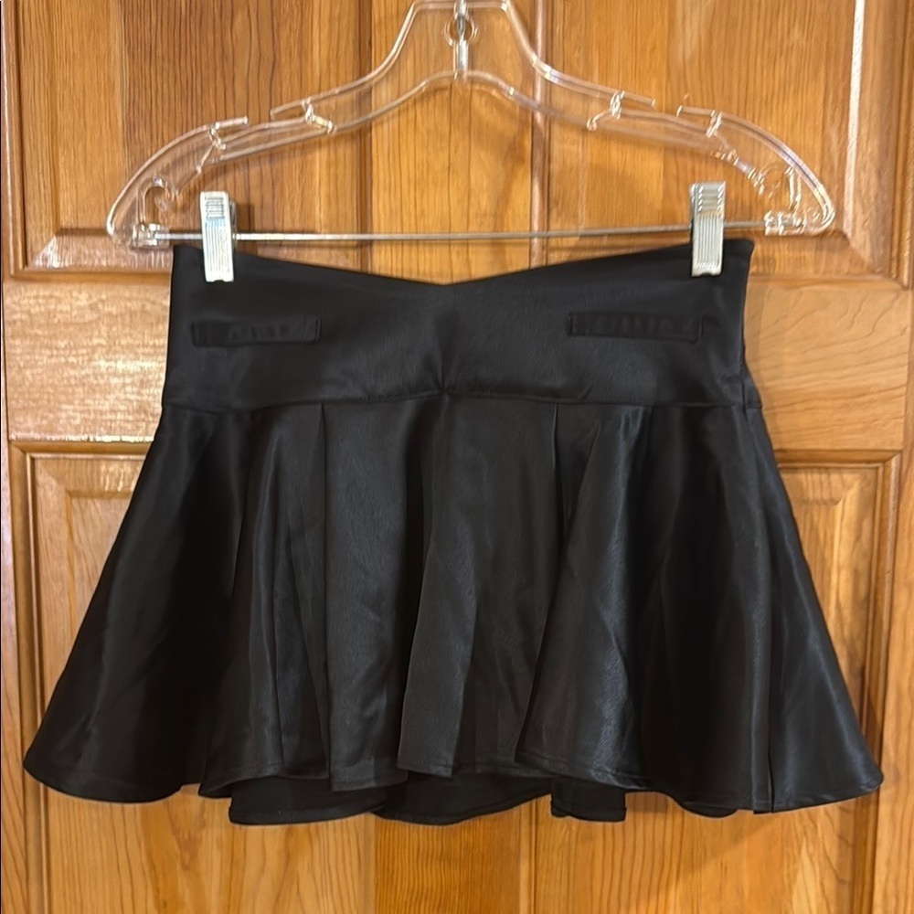 NWT forever 21 short black flar skirt size xsmall .